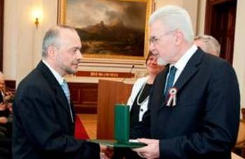 A Magyar Érdemrend tisztikeresztjével tüntették ki Dr. Bartos Hubát